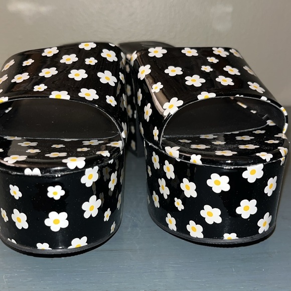 Wild Pair Womens Melborne Black w White Daisy Patent Platform Sandals Black 9 M - Picture 11 of 14